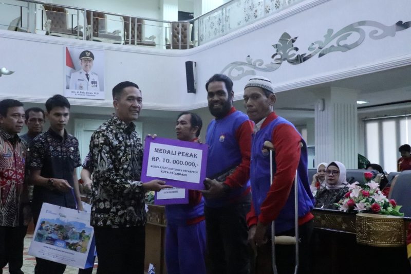 Penjabat Walikota H Ratu Dewa kala memberikan bonus kepada para Atlet Porprov dan Perpraprov di ruang Parameswara, Kamis 4 April 2024.