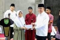 Penjabat (Pj) Gubernur Sumatera Selatan (Sumsel) Agus Fatoni berbagi kebahagiaan bersama ribuan anak yatim piatu. Kegiatan ini bertajuk ‘Senyum 1445 bersama Pj Gubernur Sumsel’ yang digelar di Masjid Jamik Tjik Luwo Al Murhaniah, Talang Jambe, Palembang, Sumatera Selatan, Kamis 4 April 2024.