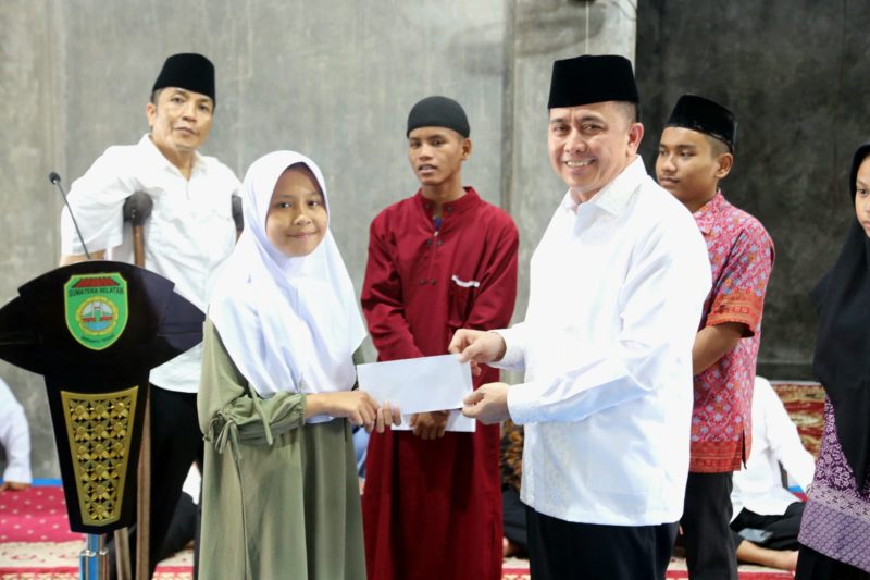 Penjabat (Pj) Gubernur Sumatera Selatan (Sumsel) Agus Fatoni berbagi kebahagiaan bersama ribuan anak yatim piatu. Kegiatan ini bertajuk ‘Senyum 1445 bersama Pj Gubernur Sumsel’ yang digelar di Masjid Jamik Tjik Luwo Al Murhaniah, Talang Jambe, Palembang, Sumatera Selatan, Kamis 4 April 2024.