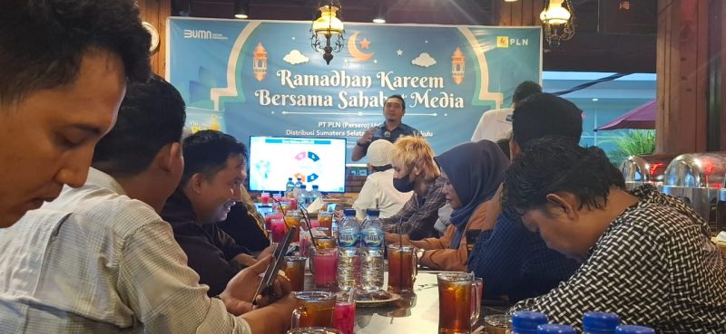 General Manager [GM] UIDS2JB Adhi Herlambang didampingi Manager Komunikasi & TJSL Iwan Arissetyadhi saat berbuka puasa bersama Forum Wartawan Peduli Energi Sumatera Selatan [FWPE Sumsel], Jumat 5 April 2024.