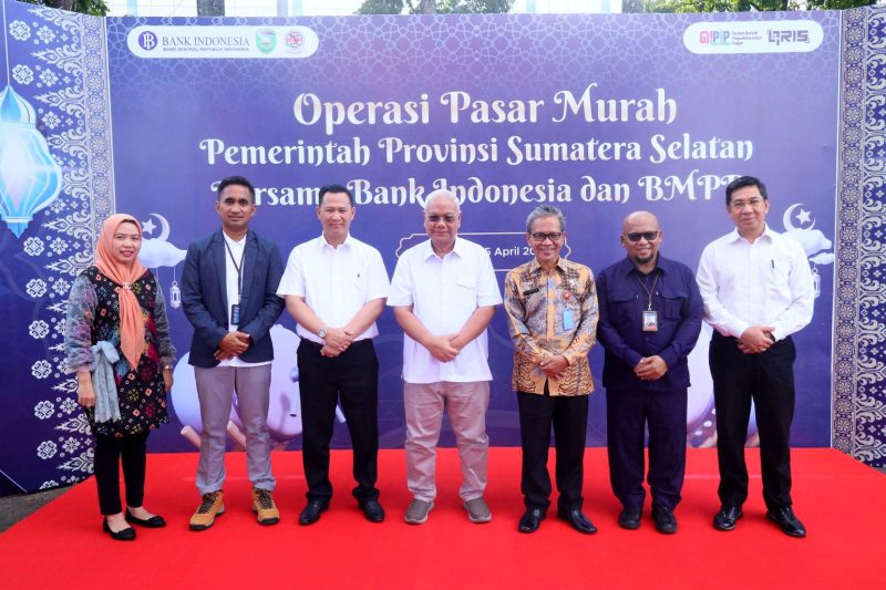 Pemerintah Provinsi bersama Perwakilan Bank Indonesia (BI) Sumsel dan Badan Musyawarah Perbankan Daerah (BMPD) menggelar Operasi Pasar Murah guna memenuhi kebutuhan pokok masyarakat dan pegawai non Aparatur Sipil Negara (ASN).