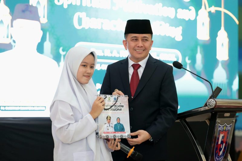 Penjabat (Pj) Gubernur Sumatera Selatan (Sumsel) Agus Fatoni memberi motivasi kepada ratusan pelajar peserta Pesantren Ramadhan 1445 Hijriah.