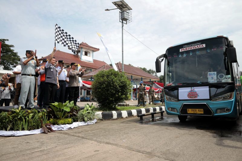 Penjabat (Pj) Gubernur Sumatera Selatan (Sumsel) Agus Fatoni melepas keberangkatan 620 penumpang yang mengikuti program Gerakan Mudik Gratis Serentak se-Sumsel (GMGSS) menggunakan moda transportasi bus. Kegiatan ini berlangsung di Terminal Alang-alang Lebar, Palembang, Sumatera Selatan, Sabtu 6 April 2024.