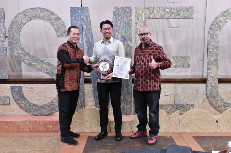 PT PLN (Persero) Unit Induk Distribusi Sumatera Selatan Jambi dan Bengkulu meraih Penghargaan Internasional Anugerah UKM TJSL 'The SME CSR Awards' Asia 2024 kategori Mitra Pengembangan CSR UKM (Corporate Social Responsibility Usaha Kecil Menengah) dengan program Mendukung Peningkatan Produktivitas UMK Hingga Generasi Y&Z melalui Rumah BUMN PLN Jambi & Kepahiang (Supporting MSMEs Plus Y&Z Generation Through PLN's Jambi & Kepahiang SOE House).