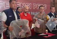 Kapolrestabes Kombes Pol Harryo Sugihartono memberikan keterangan persnya terkait penangkapan WNA asal Rusia Vladimir Karaski yang melakukan aksi membobol ATM Bank SumselBabel di Palembang.