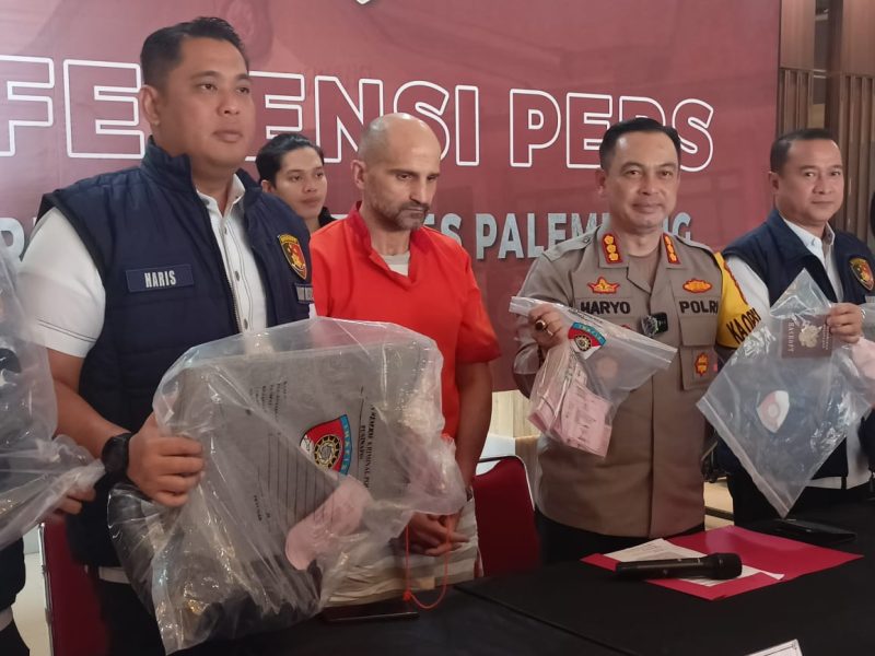 Kapolrestabes Kombes Pol Harryo Sugihartono memberikan keterangan persnya terkait penangkapan WNA asal Rusia Vladimir Karaski yang melakukan aksi membobol ATM Bank SumselBabel di Palembang.