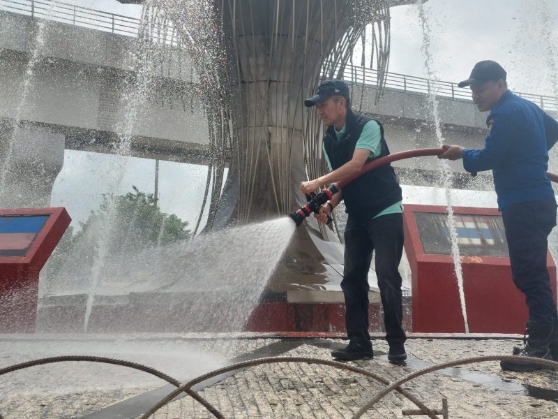 Pj Walikota Ratu Dewa memastikan kebersihan area Bundaran Air Mancur [BAM] hingga trotoar Jembatan Ampera untuk digunakan Salat Ied besok Rabu 10 April 2024 di Masjid Agung.