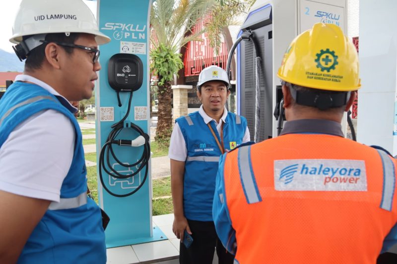 General Manager PLN Unit Induk Distribusi Sumatera Selatan, Jambi, dan Bengkulu [UIDS2JB] Adhi Herlambang memastikan seluruh SPKLU di wilayah kerja PLN UIDS2JB dalam kondisi prima.