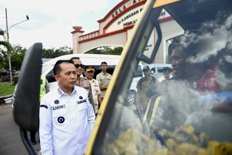 Penjabat (Pj) Gubernur Sumatera Selatan (Sumsel) Agus Fatoni meninjau langsung arus lalulintas di Jalan Palembang-Betung