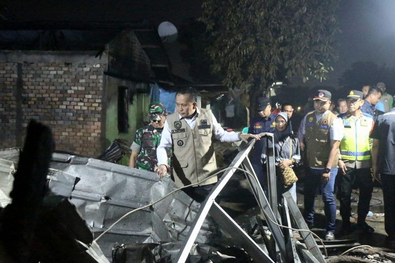 Pada malam Lebaran Idul Fitri 1445 Hijriah, Penjabat (Pj) Gubernur Sumatera Selatan (Sumsel) Agus Fatoni meninjau lokasi kebakaran di Jalan Puncak Sekuning, Lorong Pulau, Kecamatan Ilir Barat I. Selain itu, Fatoni juga memberikan bantuan kepada korban kebakaran tersebut, Selasa 9 April 2024.