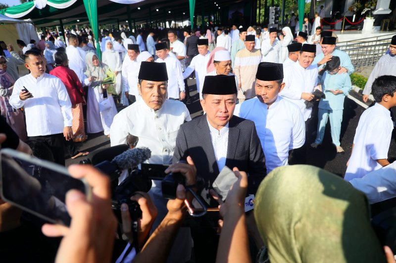 Penjabat (Pj) Gubernur Sumatera Selatan (Sumsel) Agus Fatoni beserta keluarga melaksanakan salat ied berjamaah bersama masyarakat Sumsel, berlangsung di Halaman Griya Agung, Palembang, Sumatera Selatan, Rabu 10 April 2024.