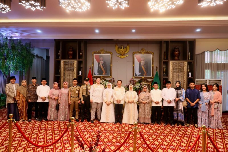 Penjabat (Pj) Gubernur Sumatera Selatan (Sumsel) Agus Fatoni bersama Pj Ketua Tim Penggerak (TP) Pemberdayaan dan Kesejahteraan Keluarga (PKK) Tyas Fatoni beserta keluarga menggelar open house di Griya Agung, Palembang, Sumatera Selatan, Rabu 10 April 2024.