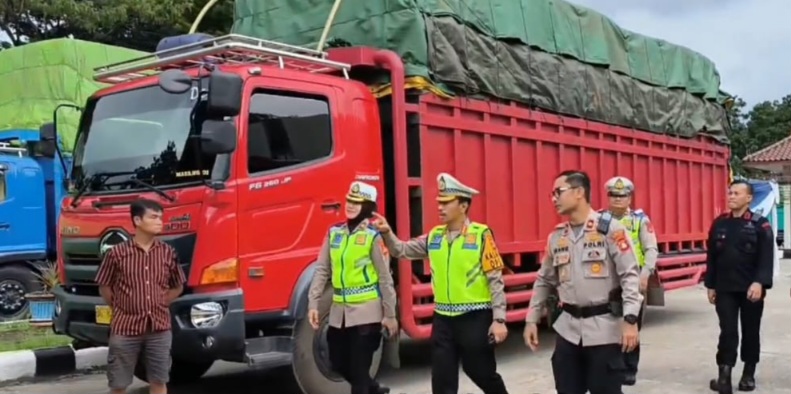 Direktorat Lalu Lintas Polda Sumsel menghentikan laju pergerakan 80 kendaaraan angkutan barang sumbu tiga keatas, kendaraan overload hingga over dimension.