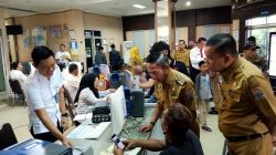 PJ Walikota Ratu Dewa Sidak Kantor Dukcapil dan Kecamatan Kemuning di Hari Pertama Masuk Kerja