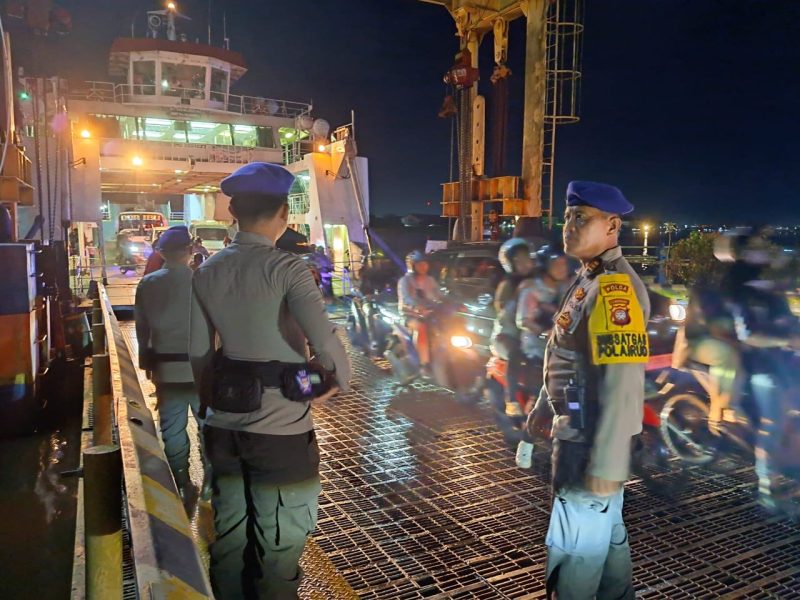 Operasi Ketupat Kapuas 2024 yang dilaksanakan Polda Kalbar selama perayaan hari raya Idul Fitri 1445 Hijriah [13 hari] dari 4 hingga 16 April 2024 berakhir malam ini, pukul 23.59, Selasa 16 April 2024. Selama pengamanan arus mudik dan balik terpantau kondusif.