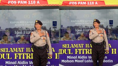 Kapolda Lampung Irjen Pol Helmy Santika memberikan penghargaan kepada anggota Polres Lampung Tengah Aiptu Supriyanto atas aksi heroik kepada pemudik. Dia mendapatkan apresiasi atas pengembalian uang senilai Rp100 juta yang tertinggal di rest area.