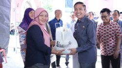 Pemerintah Kota melalui Pj Walikota Palembang Ratu Dewa kembali menggelontorkan 100 paket sembako bagi masyarakat/keluarga penerima manfaat yang berlangsung di halaman Masjid Cheng Ho, Kamis 18 April 2024.