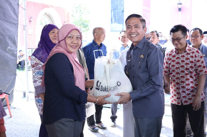 Pemerintah Kota melalui Pj Walikota Palembang Ratu Dewa kembali menggelontorkan 100 paket sembako bagi masyarakat/keluarga penerima manfaat yang berlangsung di halaman Masjid Cheng Ho, Kamis 18 April 2024.