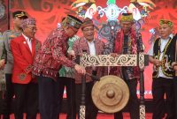 Perdana, event Naik Dango Dewan Adat Dayak [DAD] Kota Pontianak dibuka secara resmi Asisten II bidang Perekonomian dan Pembangunan Setda Kalimantan Barat [Kalbar] Ignatius IK. Pembukaan tersebut ditandai dengan pemukulan gong sebanyak 7 kali pada Jumat 19 April 2024.