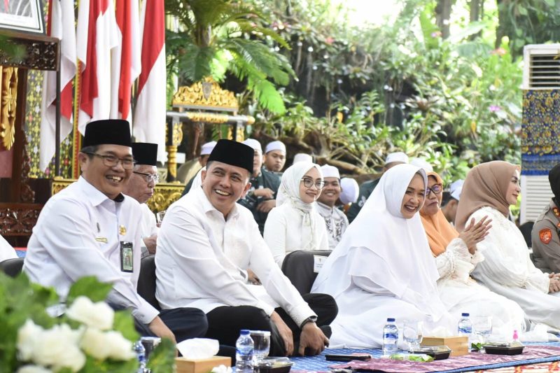 Penjabat [Pj] Gubernur Agus Fatoni didampingi Pj Ketua Tim Penggerak Pemberdayaan Kesejahteraan Keluarga [TP PKK] Sumsel Tyas Fatoni hadiri Tabligh Akbar dan Halalbihalal bersama jajaran pegawai di lingkungan Pemerintah Provinsi [Pemprov] Sumsel.