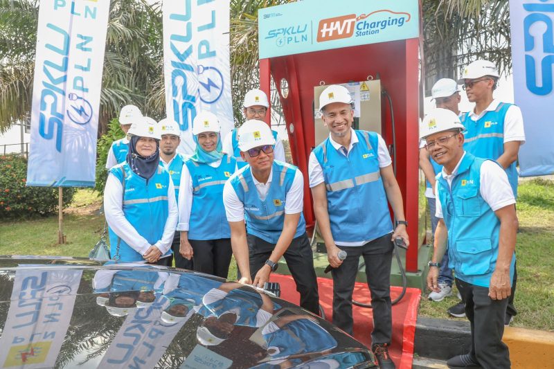 PT PLN [Persero] sukses mendukung kelancaran arus mudik libur hari raya Idul Fitri 1445 Hijriah. Sebanyak 1299 unit Stasiun Pengisian Kendaraan Listrik Umum [SPKLU] yang tersebar di 879 lokasi mampu memenuhi kebutuhan pengisian daya pemudik yang menggunakan kendaraan listrik.