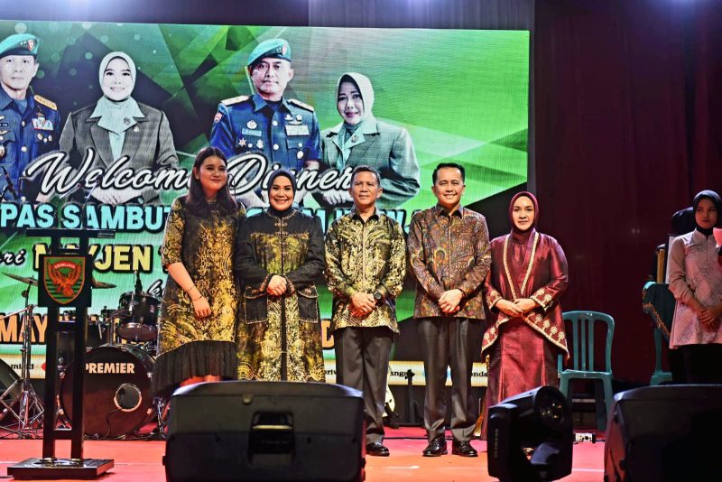 Penjabat (Pj) Gubernur Sumatera Selatan (Sumsel) Agus Fatoni menghadiri kegiatan Malam Lepas Sambut Pangdam II/Sriwijaya yang baru. Kegiatan ini dilaksanakan di Lapangan Apel Makodam II/Sriwijaya, Palembang, Sumatera Selatan, Senin 22 April 2024.
