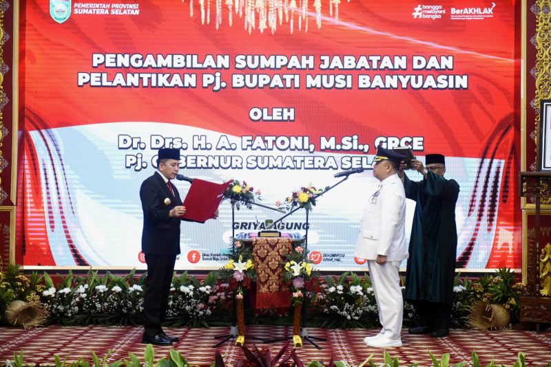 Penjabat (Pj) Gubernur Sumatera Selatan (Sumsel) Agus Fatoni secara resmi melantik Sandi Fahlepi sebagai Pj Bupati Kabupaten Musi Banyuasin (Muba) menggantikan Apriyadi. Pelantikan dan pengambilan sumpah jabatan Pj Bupati Muba di Griya Agung, Palembang, Sumatera Selatan, Senin 22 April 2024.