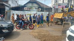 Pj Sekda Kota Palembang Gunawan meninjau perbaikan sementara jalan Segaran yang mengalami kerusakan akibat proyek pembangunan IPAL beberapa waktu yang lalu.