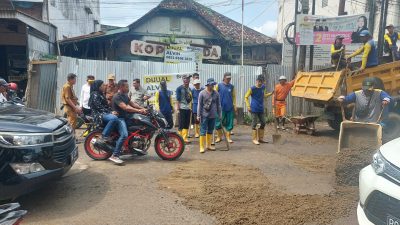 Pj Sekda Kota Palembang Gunawan meninjau perbaikan sementara jalan Segaran yang mengalami kerusakan akibat proyek pembangunan IPAL beberapa waktu yang lalu.