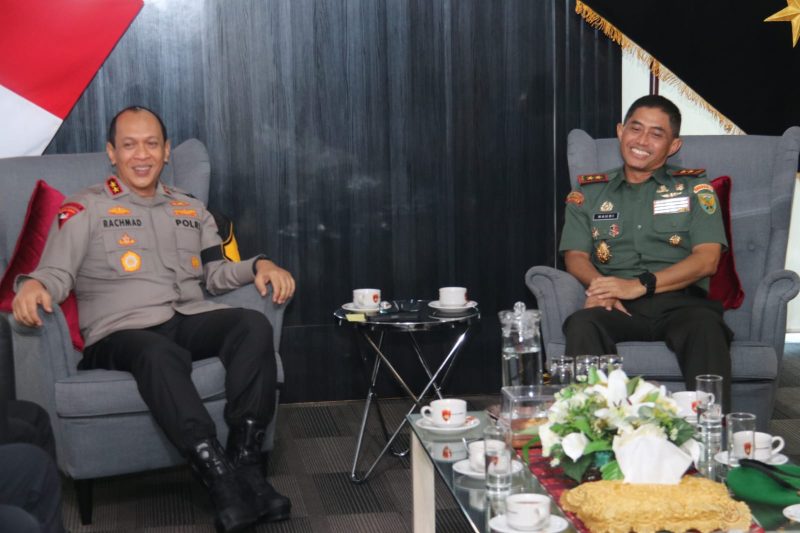 Pasca dilantik, Pangdam II Sriwijaya Mayjen TNI Mohammad Naudi Nurdika SIP MSi MTr Han memulai kunjungannya dengan menyambangi Mapolda Sumsel yang berlokasi di Jalan Jenderal Sudirman Palembang untuk bersilaturahim dengan Kapolda Sumsel Irjen Pol A Rachmad Wibowo SIK MIK beserta beberapa pejabat Utama Polda Sumsel digedung Utama Presisi Mapolda Sumsel, Selasa 23 April 2024, pagi.