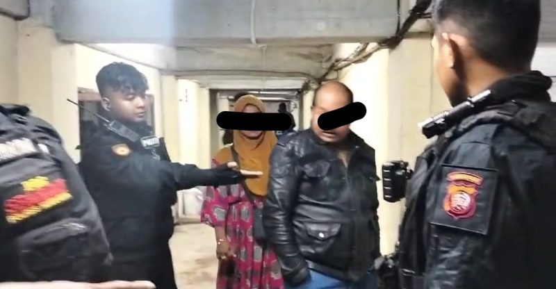 Oknum petugas Dinas Perhubungan [Dishub] di Kabupaten Kubu Raya Provinsi Kalimantan Barat [Kalbar] berinisial JMI digerebek Suami sah [Asmat] bersama warga, saat asik berselingkuh dengan istrinya di rumah kontrakan Gang Hj Maimun Parit Mayor, Kubu Raya pada Selasa 23 April 2024 sekira pukul 20.00 WIB.
