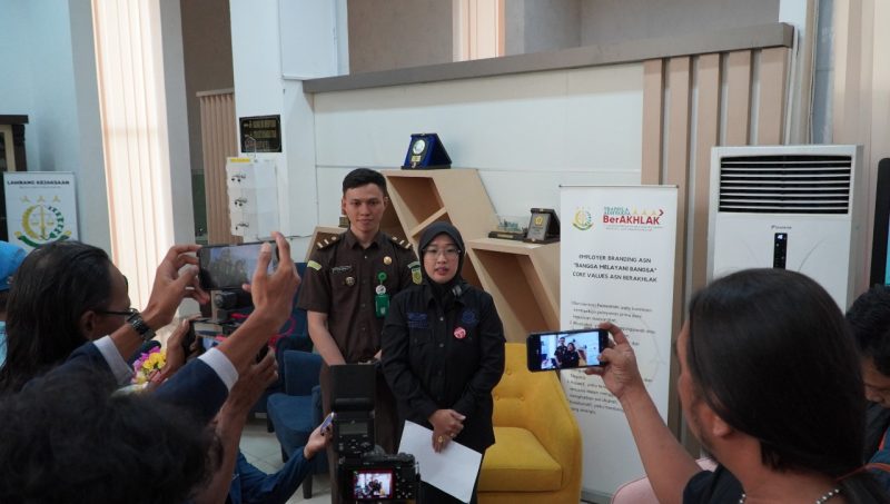 Kasipenkum Kejati Sumsel Vanny Yulia Eka Sari SH MH memberikan keterangan persn dalam perkara penjualan aset Yayasan Batang Hari Sembilan berupa Asrama Mahasiswa di Yogyakarta, Rabu 24 April 2024.