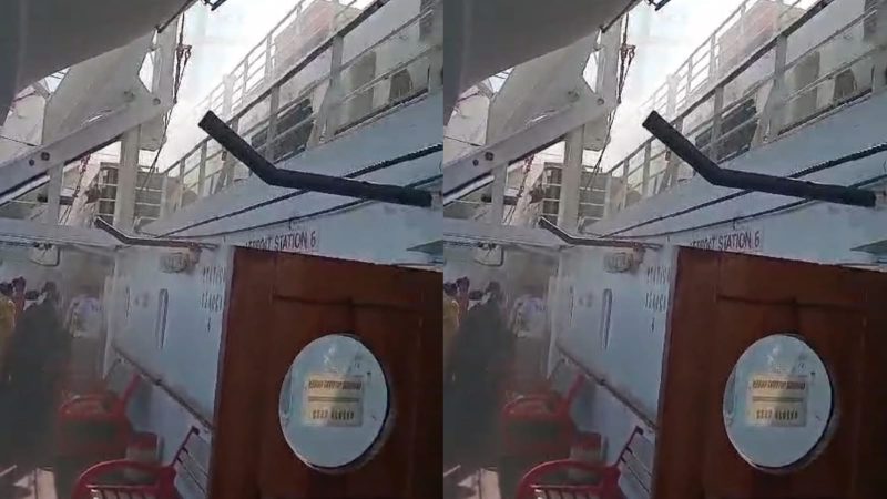 Kapal motor [KM] Bukit Raya dengan tujuan pelabuhan Pontianak mengeluarkan kepulan asap hingga membuat panik para penumpang dan kru.