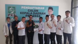 Idham Rianom saat mengambil formulir pendaftaran Walikota Palembang, sekretariat Partai Kebangkitan Bangsa (PKB) Jalan Musi II, Kamis, 25 April 2024.