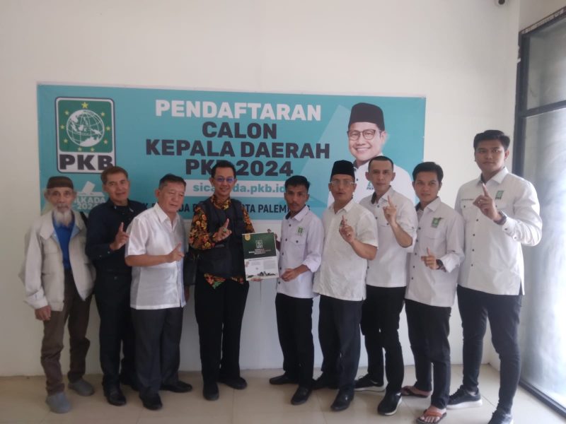 Idham Rianom saat mengambil formulir pendaftaran Walikota Palembang, sekretariat Partai Kebangkitan Bangsa (PKB) Jalan Musi II, Kamis, 25 April 2024.