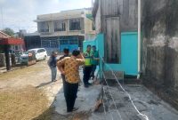 Penutupan jalan warga di Lorong Buay Pramuka Peliung Kelurahan Sekip Jaya, Kecamatan Kemuning Palembang dengan menggunakan kawat berduri.