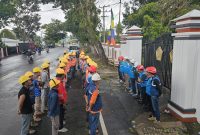 Upaya menjaga keandalan pasokan listrik, PLN Unit Layanan Pelanggan [ULP] di Bengkulu berkolaborasi melaksanakan Pekerjaan Gebyar ROW [Right of Way] dan Perbaikan Konstruksi Jaringan.