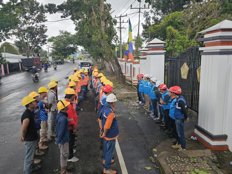 Upaya menjaga keandalan pasokan listrik, PLN Unit Layanan Pelanggan [ULP] di Bengkulu berkolaborasi melaksanakan Pekerjaan Gebyar ROW [Right of Way] dan Perbaikan Konstruksi Jaringan.