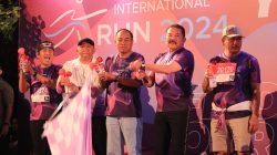Adhyaksa International Run 2024 bertajuk Find Your Pace secara resmi dibuka Jaksa Agung Republik Indonesia Prof Dr ST Burhanuddin dengan flag simbolys pada Sabtu 26 April 2024, kemarin. Gelaran Tunas Muda Adhyaksa [TMA] ini diselenggarakan di Peninsula Island, Nusa Dua, Bali.