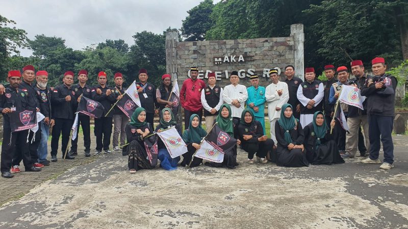 Gabungan Barisan Advokat dan Jawara [Bung Baja] berkerjasama dengan Kesultanan Palembang Darussalam [KPD] menggelar Ziarah makam-makam Sultan dan Pendiri Kesultanan Palembang Darussalam sekaligus wisata religi, Minggu 28 April 2024.