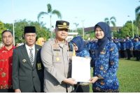 Penjabat [Pj] Walikota Prabumulih H Elman ST MM melantik, mengambil sumpah dan menyerahkan surat keputusan [SK] bagi Pegawai Pemerintah dengan Perjanjian Kerja [PPPK] untuk formasi Tahun 2023. Pelantukan tersebut berlangsung usai pelaksanaan apel mingguan seluruh ASN dan non-ASN di halaman Kantor Pemkot Prabumulih, Senin 29 April 2024.
