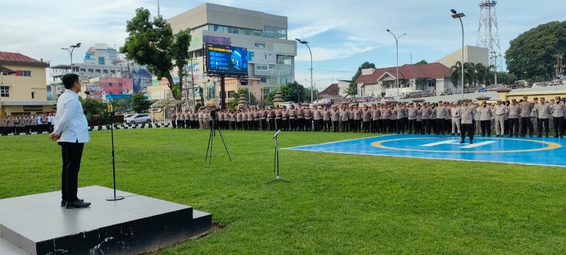 Direktur Intelkam [Dirintelkam] Polda Kombes Pol Iskandar F Suyisna SIK saat memimpin apel pagi di halaman Mapolda Sumsel, Senin 29 April 2024.