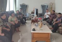 Pakde Slamet Somosentono saat bersilaturahmi dengan pengurus Gereja Pantekosta di Indonesia [GPDI] di kediamannya, Senin 29 April 2024.