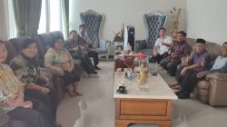 Pakde Slamet Somosentono saat bersilaturahmi dengan pengurus Gereja Pantekosta di Indonesia [GPDI] di kediamannya, Senin 29 April 2024.