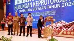 Penjabat (Pj) Gubernur Sumatera Selatan (Sumsel) Agus Fatoni diwakili Sekretaris Daerah (Sekda) Provinsi Sumsel SA Supriono membuka Bimbingan Teknis (Bimtek) Hubungan Keprotokolan se-Sumsel Tahun 2024. Kegiatan ini berlangsung di The Zuri Hotel, Palembang, Sumatera Selatan, Senin 29 April 2024.