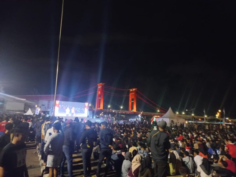 Ribuan Warga Kota Palembang 'Tumpek Blek' bersma Penjabat [Pj] Walikota Ratu Dewa nonton bareng [Nobar] Semifinal Piala Asia U-23 2024 Indonesia vs Uzbeikistan bersama Pj Walikota Ratu Dewa di Benteng Kuto Besak [BKB] dipadati ribuan warga Kota Palembang, Senin 29 April 2024, malam.