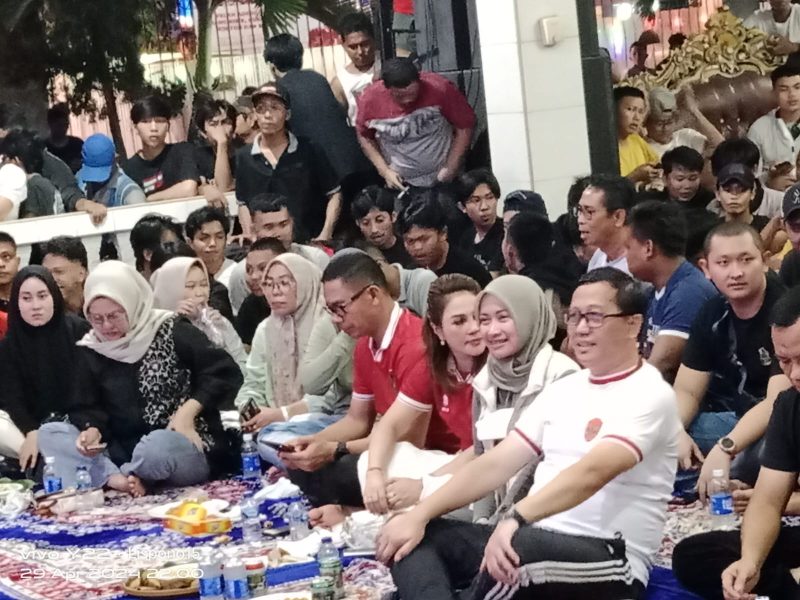 Kapolres Lahat AKBP God Parlasro Sinsitor Sinaga SH SIK MH, Penjabat Bupati Muhammad Farid SSTP MSi, Komandan Kodim 0405, Kajari, Ketua DPRD, Forkopimda, bersama masyarakat nonton bareng atau Nobar laga Semifinal Piala Asia U-23 2024 Timnas Indonesia vs Uzbeikistan pada Senin malam 29 April 2024.