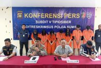 Kabid Humas Polda Sumsel Kombes Pol Sunarto didampingi Kasubdit Indagsi DitReskrimsus Polda Sumsel AKBP Hadi Saefudin SH MH saat meberikan keterangan pers terkait penangkapan ketujuh komplotan jual beli akun WhatsApp untuk Judi Online, Selasa 30 April 2024.