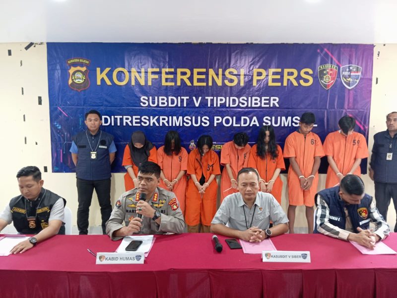 Kabid Humas Polda Sumsel Kombes Pol Sunarto didampingi Kasubdit Indagsi DitReskrimsus Polda Sumsel AKBP Hadi Saefudin SH MH saat meberikan keterangan pers terkait penangkapan ketujuh komplotan jual beli akun WhatsApp untuk Judi Online, Selasa 30 April 2024.