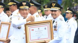 Mendagri Tito Karnavian menyerahkan langsung penghargaan kepada Ratu Dewa seusai upacara peringatan Hari Otonomi Daerah [Otoda] XXVIII Tahun 2024 di Balai Kota Surabaya, Kamis 25 April 2024.